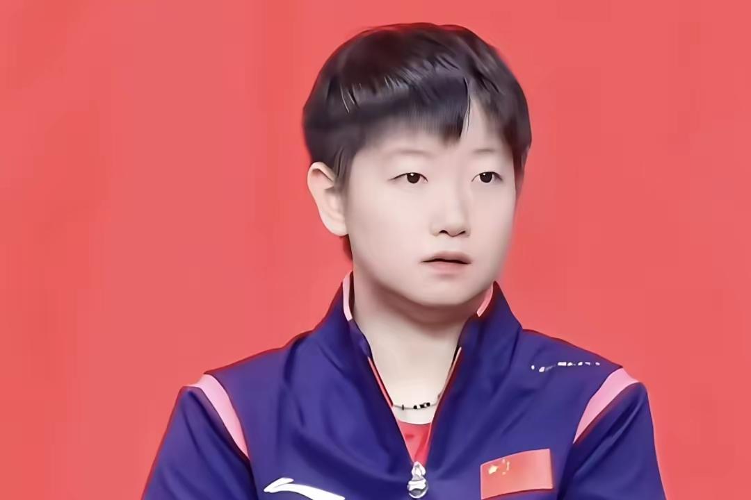 笑不活了，有网友发现莎莎换发型，给莎莎戴个蝴蝶结发夹乖萌萌的莎莎，每次在场边没