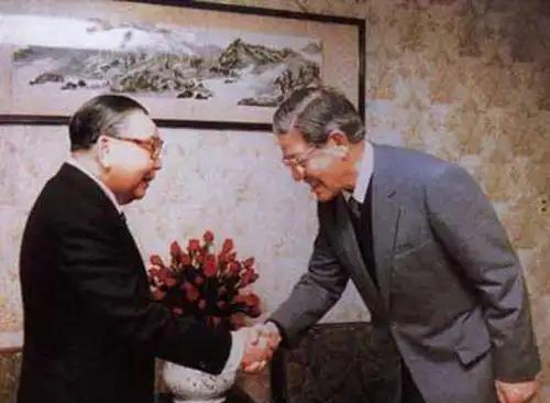 有人说李登辉这么明显的涉日背景，为什么还能得到蒋经国信任？蒋经国晚年选接班人的