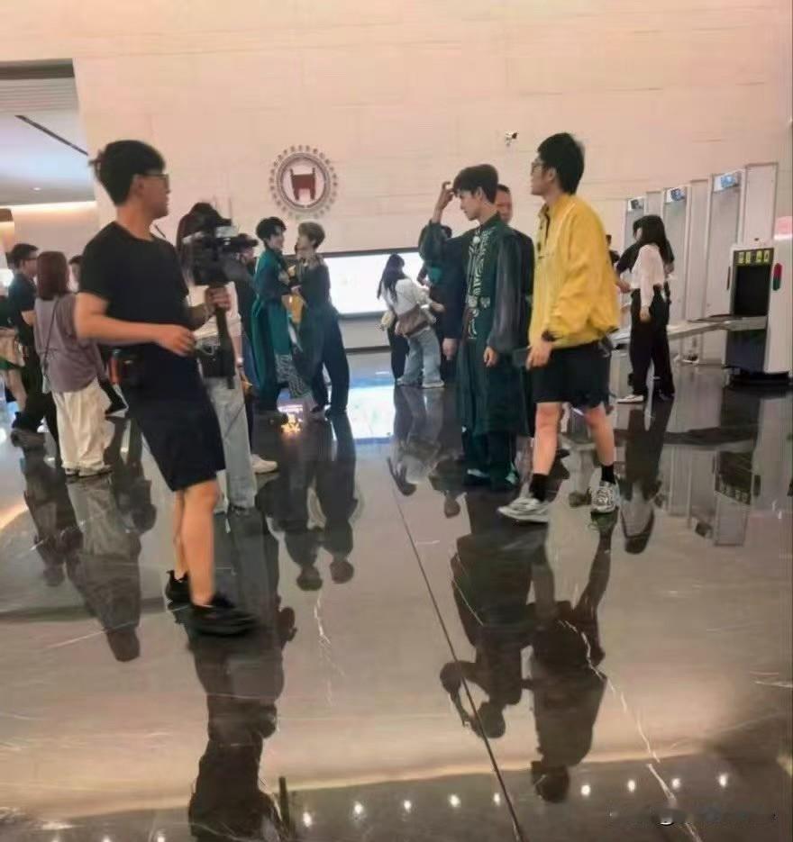 6月7日，网友发了范丞丞张真源跑男彩排原以为范丞丞调侃张真源这段是即兴娱乐，完
