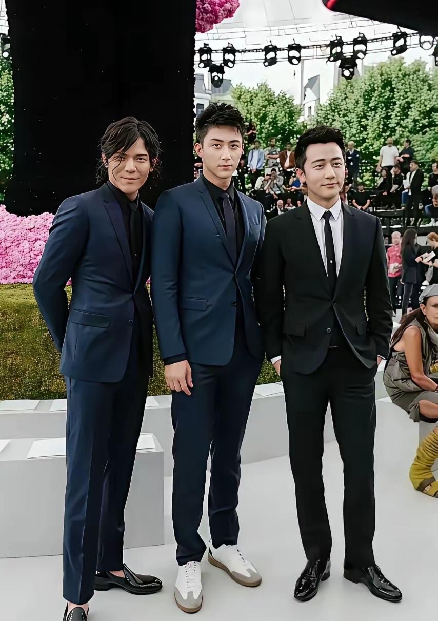 朱珠，这裙子简直太美了，就是他老公脚上的这双鞋，太拉胯了。