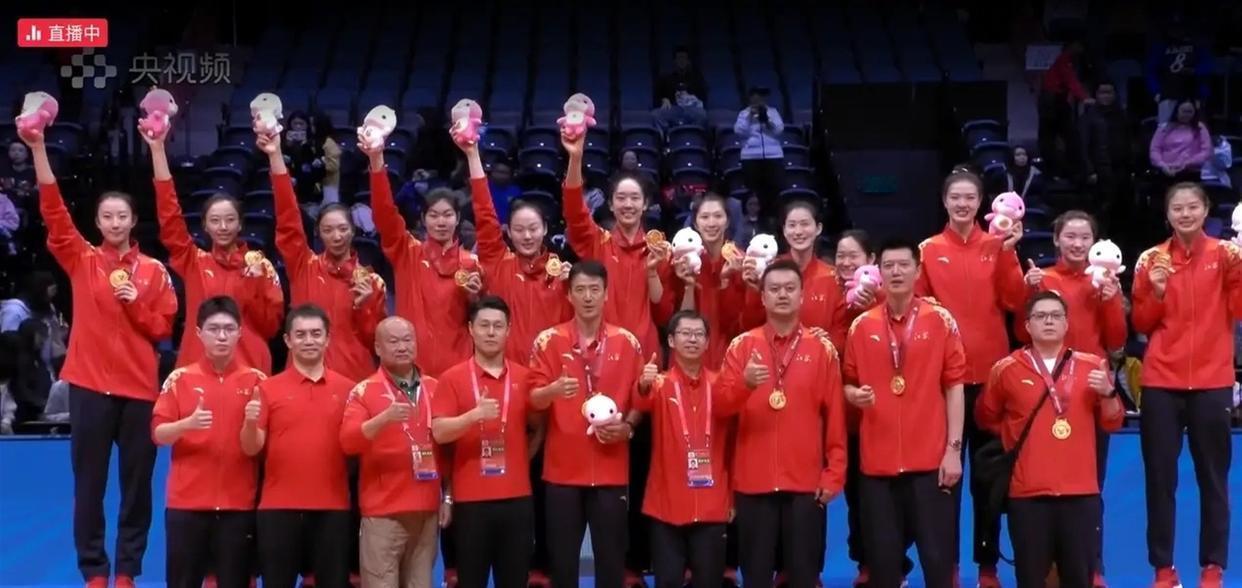 张常宁的金牌挂哥哥脖子上，这一幕看哭多少人！兄妹俩的未来走向何方看到张常宁把全运