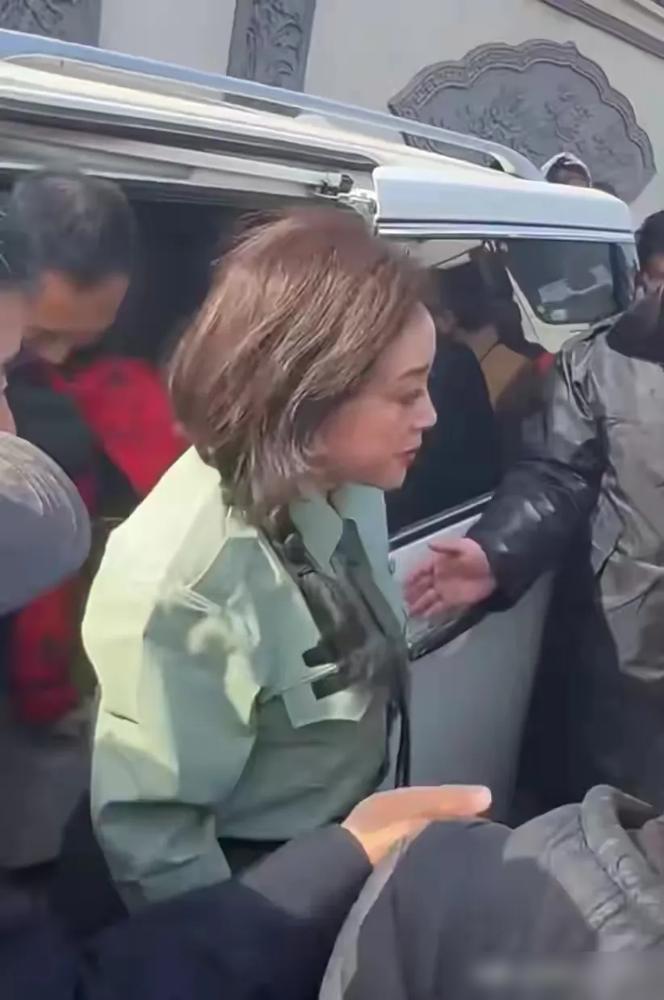 当75岁的刘晓庆在重度磨皮滤镜下完成那场吻戏时，被献祭的不仅是视觉，还有演艺圈最