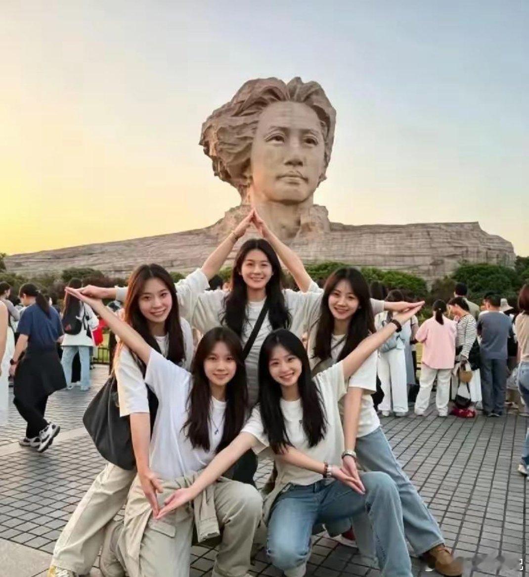 背景满分，造型满分，创意满分，五个美女满分