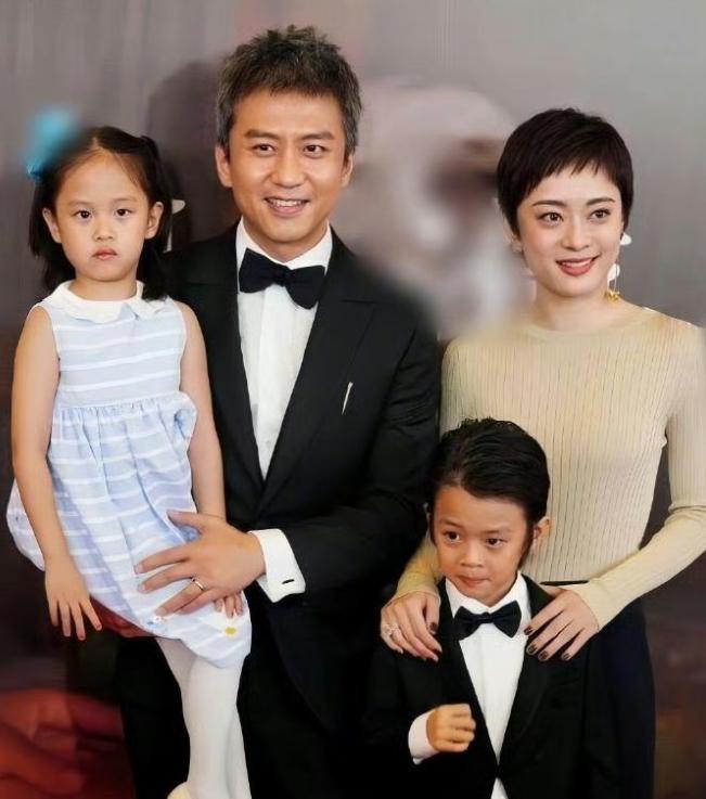 全网笑炸！邓超母亲节一句随口调侃，竟凭实力霸榜热搜。 5月10日母亲节当天，