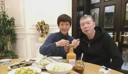 2017年，冯小刚与朋友喝酒，徐帆劝阻：“你这白癜风花了几十万也没治好，还喝？”