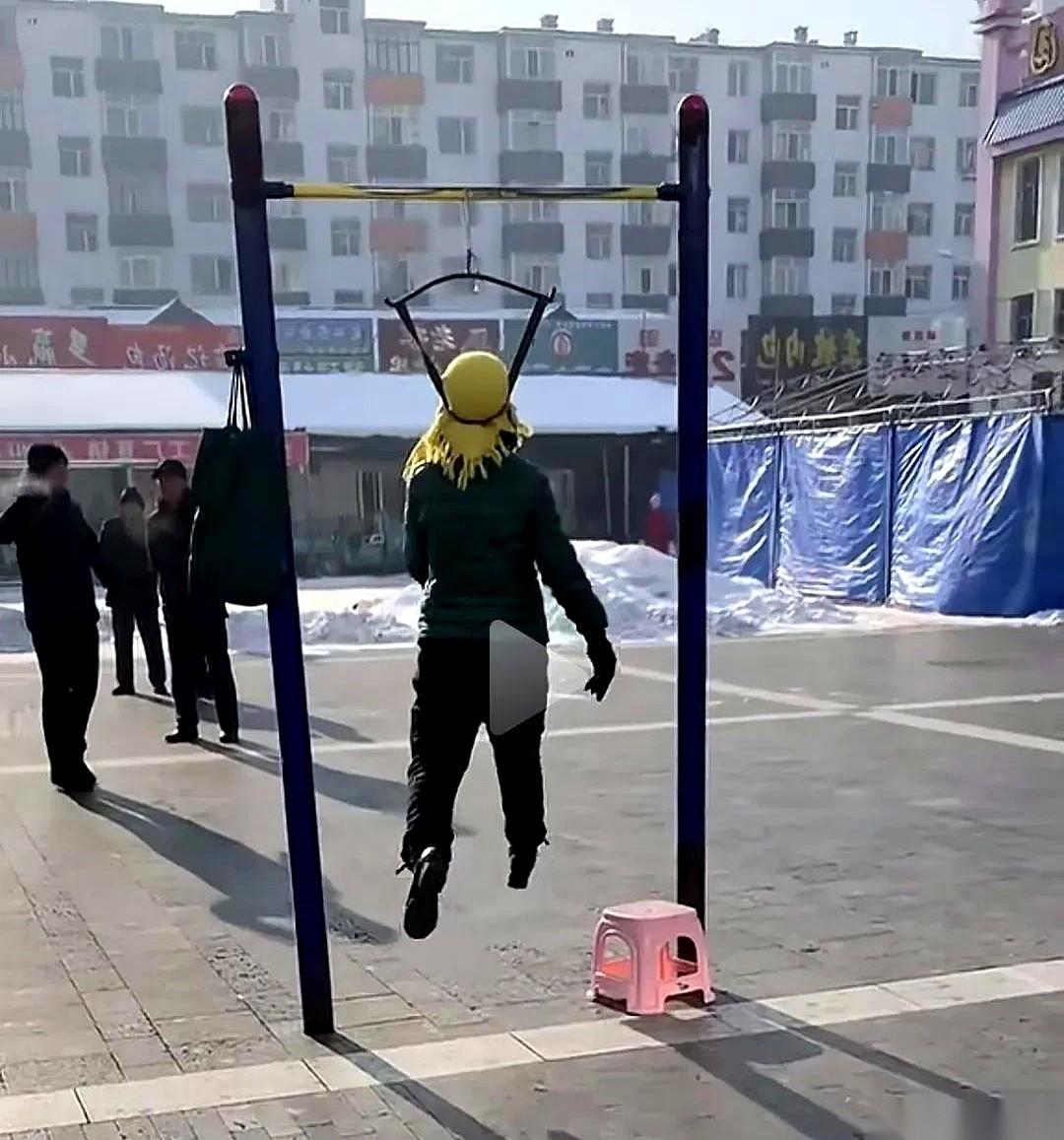 刷到一个建议，差点没把我笑死。他说，把所有年轻人都送进养老院。外卖送到床头，