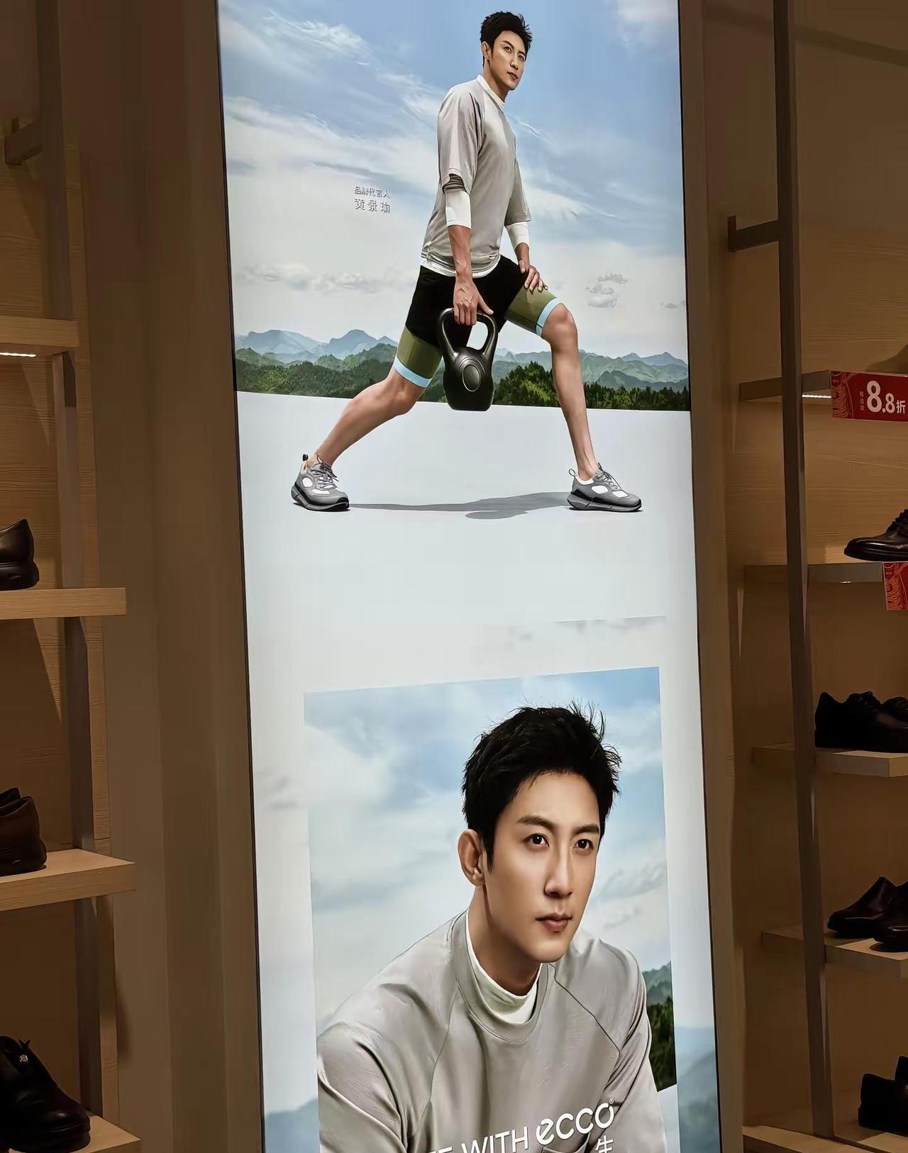 当着影帝王千源的面，他女儿指着黄景瑜的海报，脆生生地喊了声：“爸爸”。全网都在