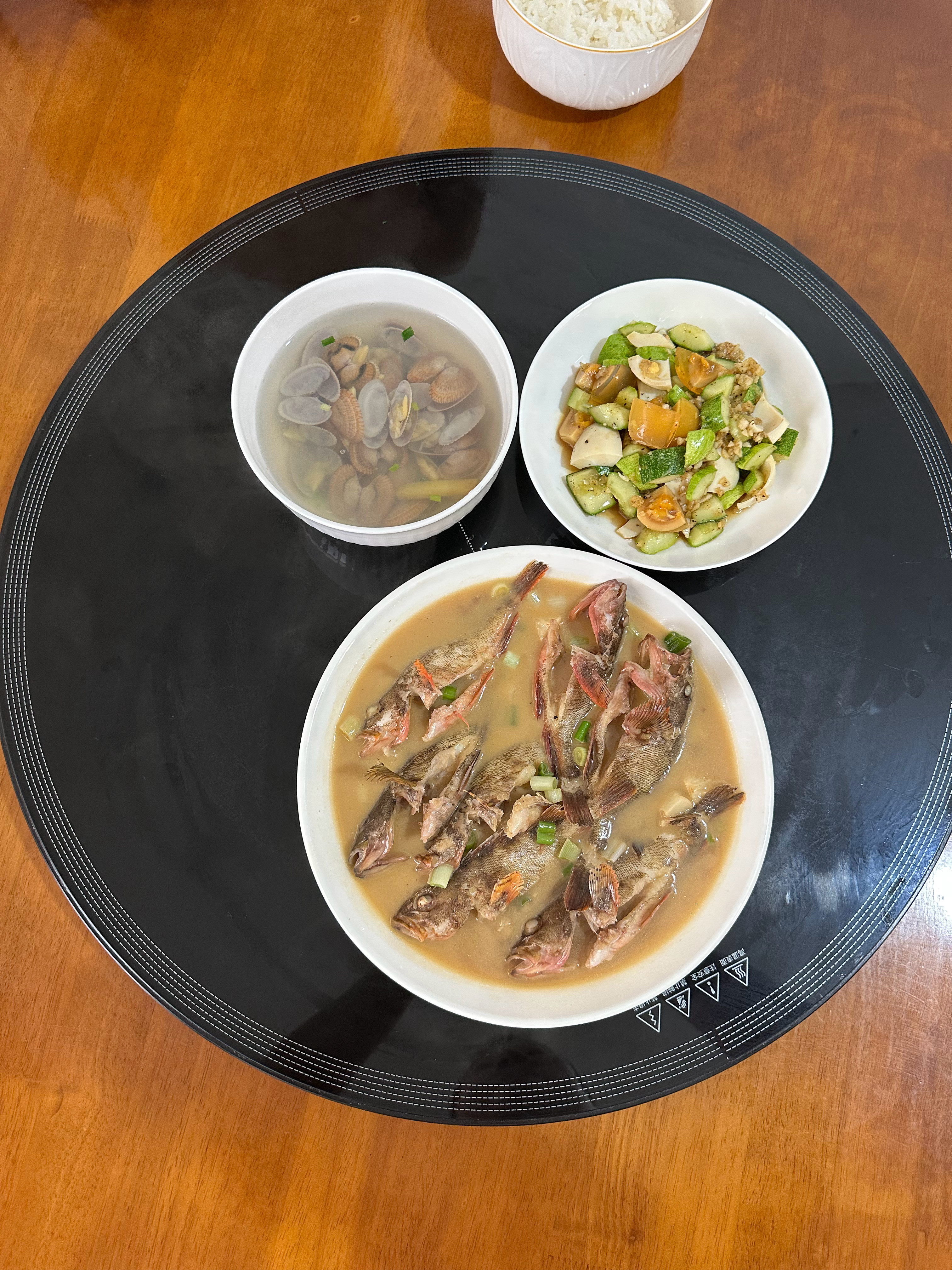 家烧石九公，汤汁拌饭一流！用冰箱里唯一根黄瓜拌皮蛋和鸡蛋，自创的沙拉搞定。好好吃
