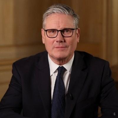英国首相斯塔默今天发文说：“今日凌晨，我下令我国武装部队拦截一艘试图穿越英吉利海