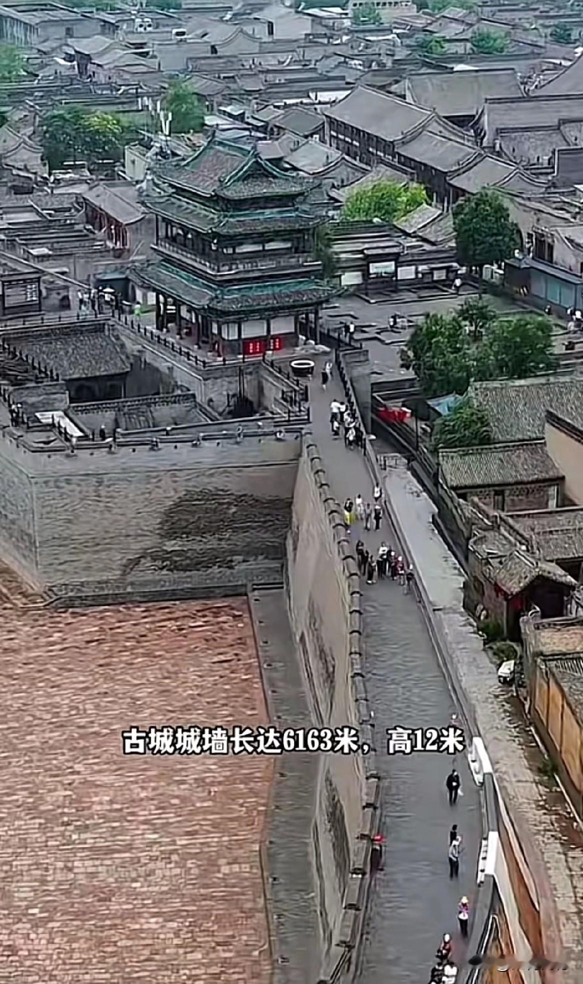 通过这两张照片看，感觉这个小县城像是平遥古城，20年前我曾经到那里去过，也曾经到