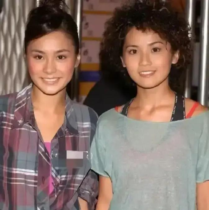 你以为TWINS出道时穿同款校服是装嫩？错！英皇当年逼她们连指甲油都同色，是抢你