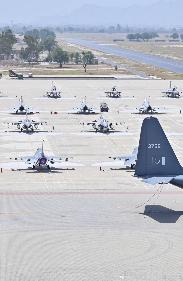 巴基斯坦空军枭龙与F-16同框​​​