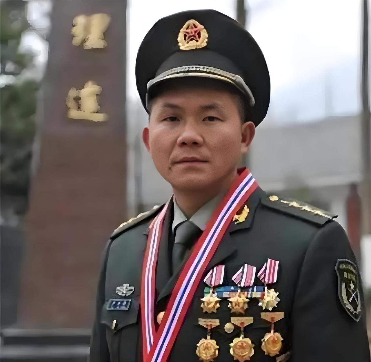 2007年，一名军人在部队接受领导检查时，却突然发现他额头上有一道长长的刀疤，领