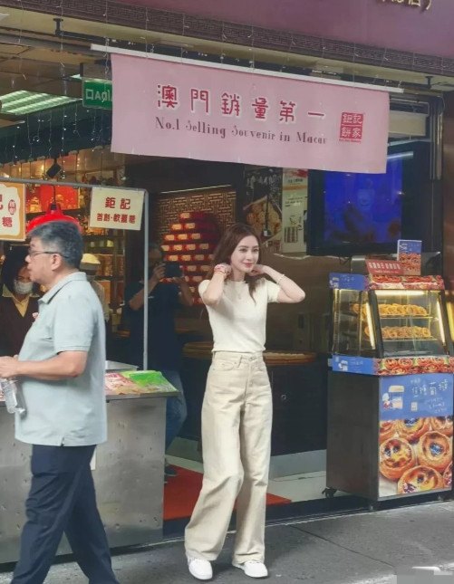 Baby在澳门被偶遇啦，离开老男人，整个人都明媚了！简单的衣服，穿在她身