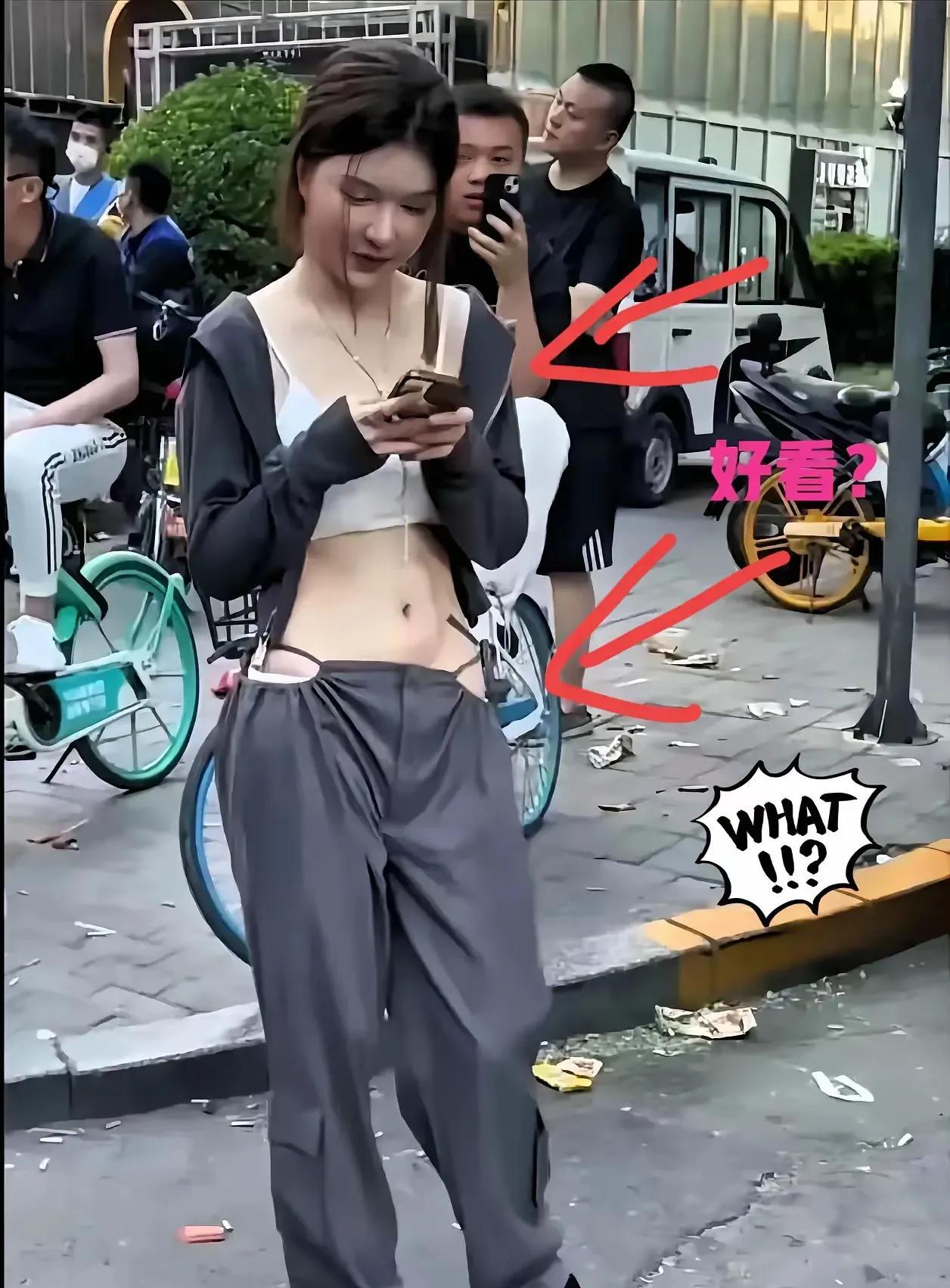 你们喜欢这样穿搭吗？在大街上，一个年轻女子，穿的衣服特别耀眼。上衣不扣扣子，露