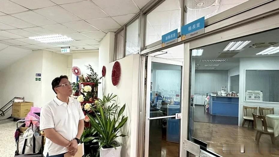 魏平政亲送竞总邀请函王惠美不在县长室“等15分钟”才有人收针对是否出席魏