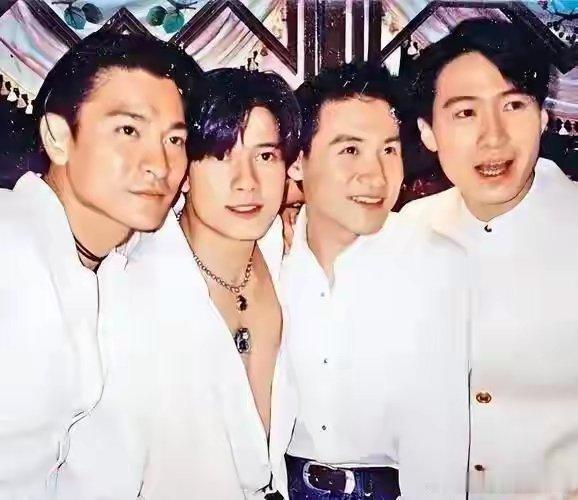 四大天王居然已经到了领老年卡的年纪，时光荏苒，我们如何与岁月和解？“四大天王只剩