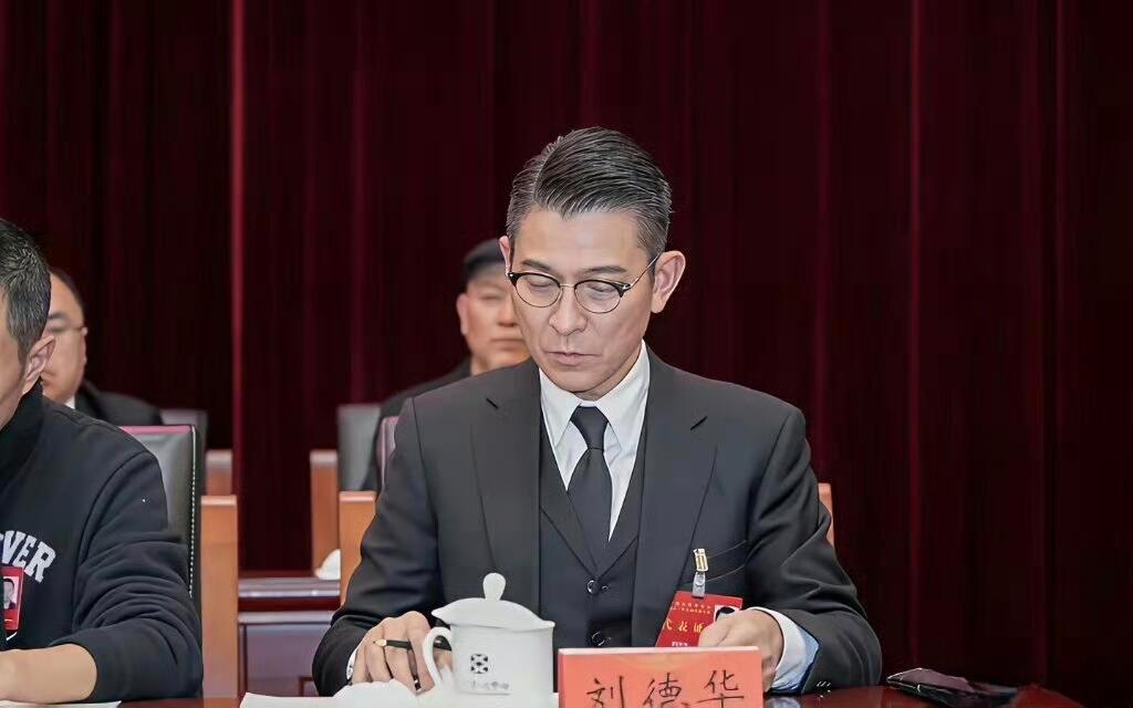 64岁刘德华再登新闻联播！当选影协副主席，这状态绝了[鼓掌]​​​