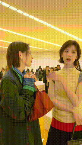 陈都灵碳酸贴贴陈都灵和碳酸贴贴也太自然了吧！温柔的贴贴互动，我真的半分醋意都没有