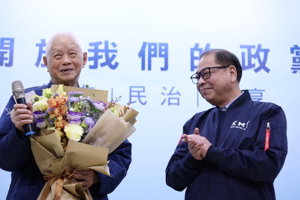 新竹蓝营内讧难解为避嫌陈见贤挥泪辞新竹党部主委现场支持者激动落泪为全力投