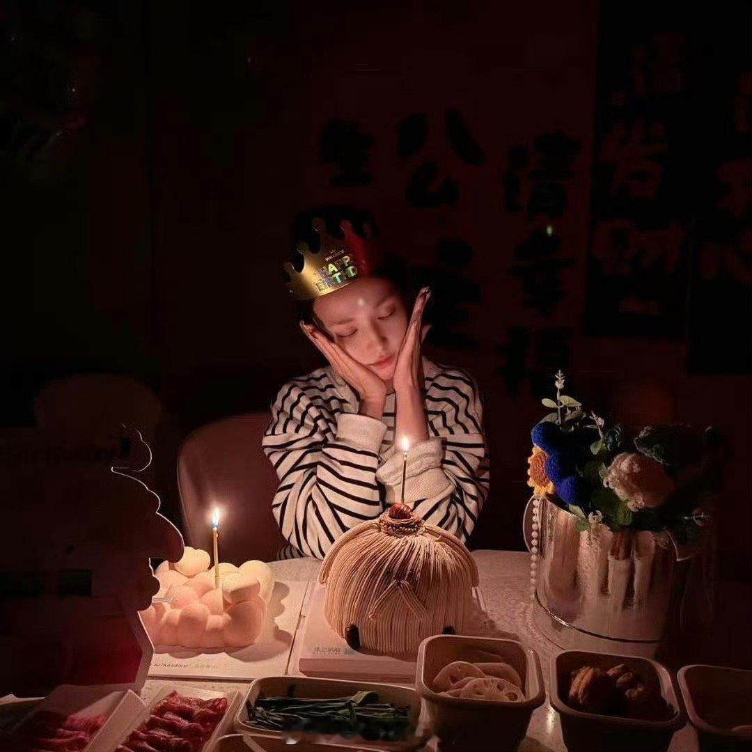 彭小苒居然35岁了状态也太绝了！纯素颜怼脸拍都这么能打，皮肤紧致眼神明亮，和团