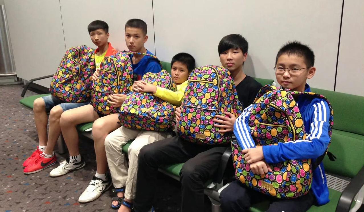 小时候的林诗栋[赞][笑着哭]！照片上的林诗栋看上去是最可爱的、个子最低的，很显