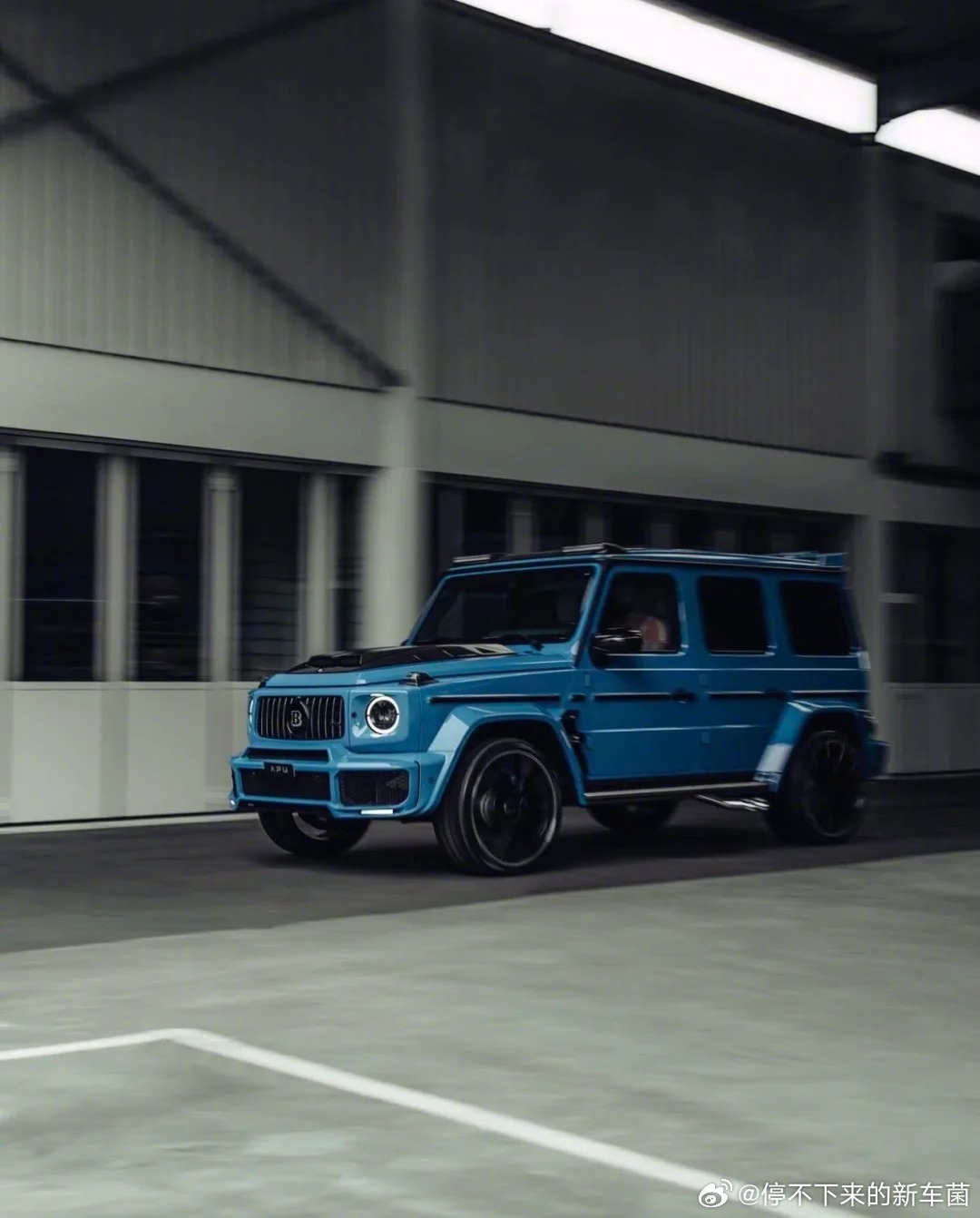 Mercedez-benzGClass，蓝黑配色就是看起来速度很快​​​