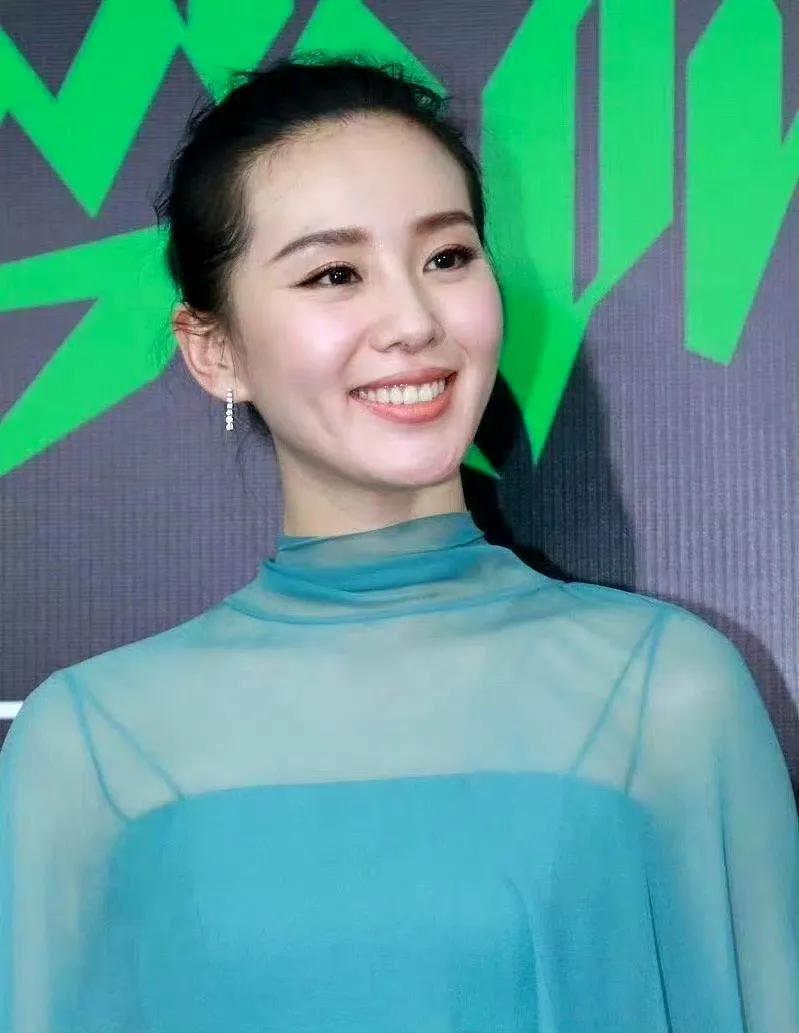 #刘诗诗#一袭蓝色纱裙，似将天空的澄澈与温柔穿在身上，笑靥如花，眉眼弯弯，这一刻