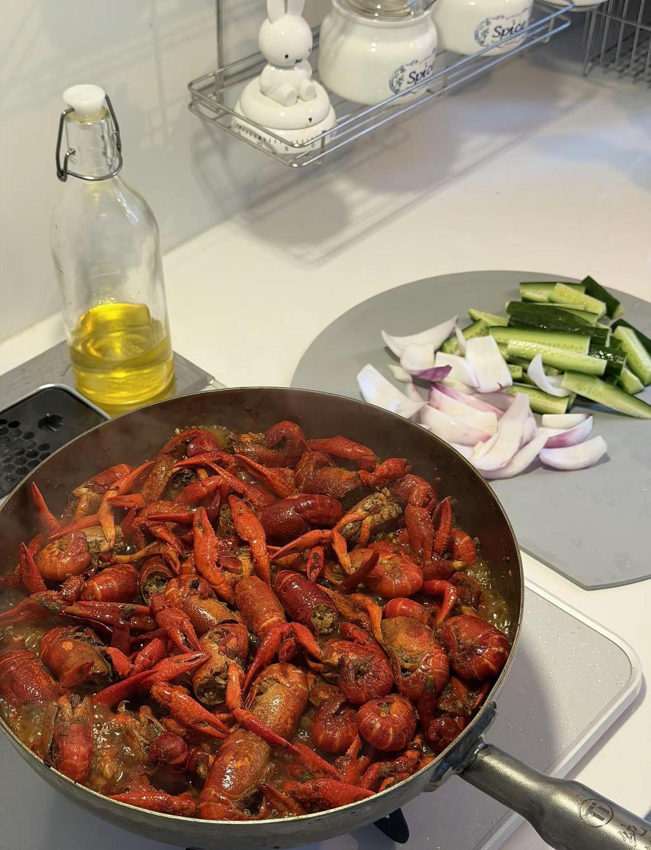 爱的开始是请客吃饭，终点是买菜做饭。恋爱不是温馨的请客吃饭家的感觉小龙虾