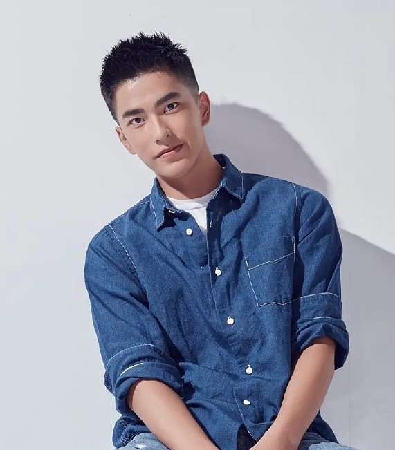 曝曾敬骅恋情台媒曝曾敬骅恋情据台媒，近日曾敬骅被拍与女网红罗念在家中约会，疑似