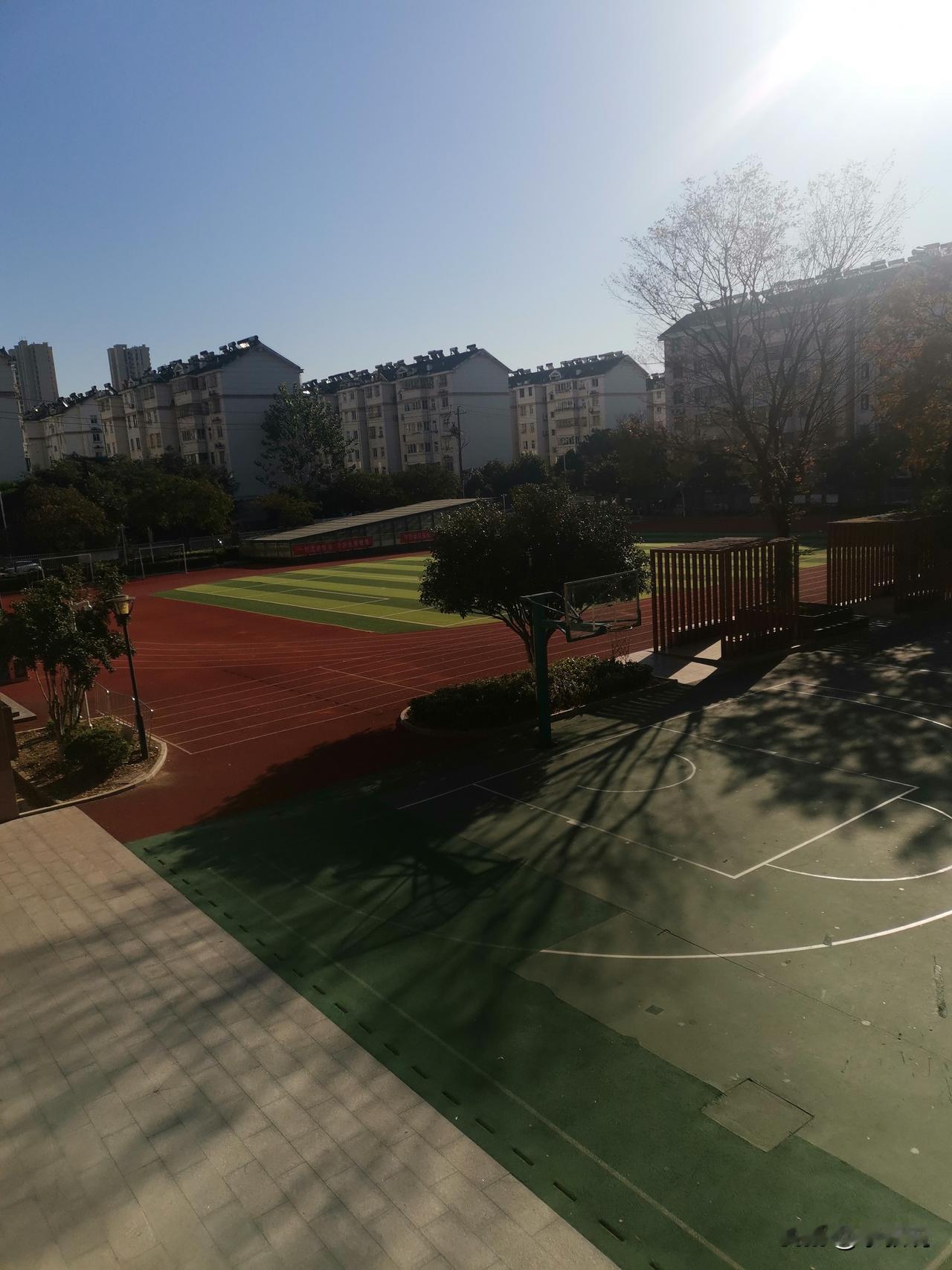 在小学陪读，发现小学的操场在课间没有同学玩耍，原因很实在，不好解决。第