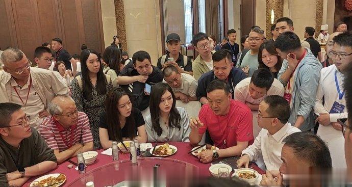 茅台股东大会前夜晚宴改为自助餐, 飞天茅台变蓝莓果汁