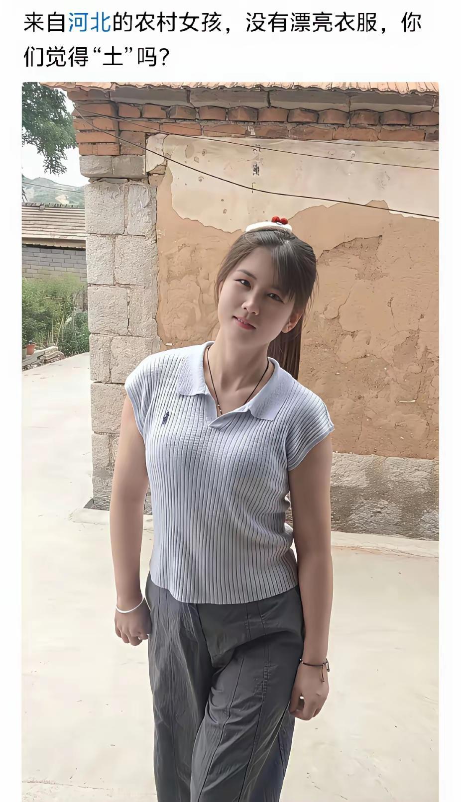乡村女孩穿着朴素，笑容自然。