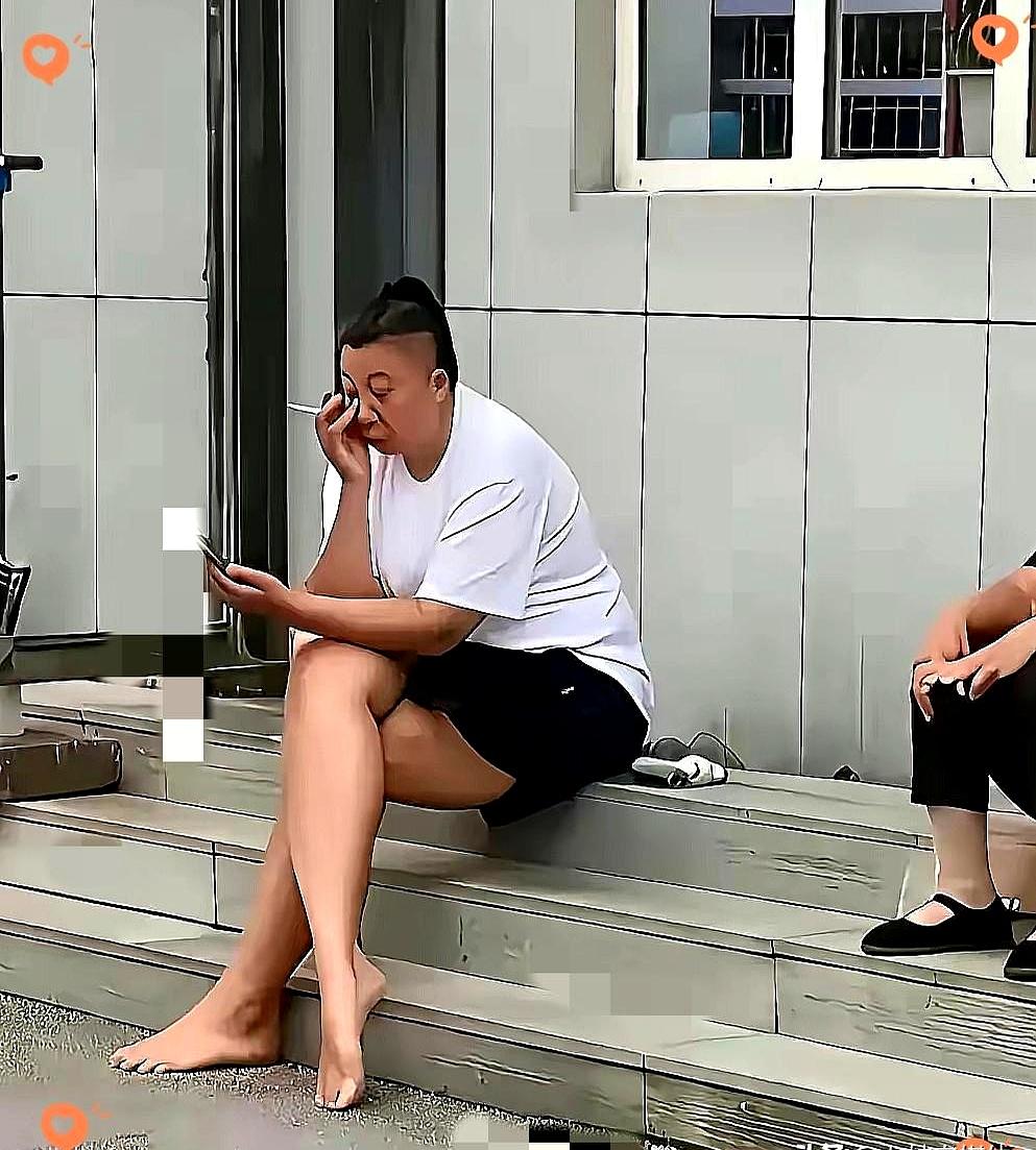 7月31日，辽宁本溪街头有人拍到东北雨姐，画面一出来，很多人都愣了一下：利落短发