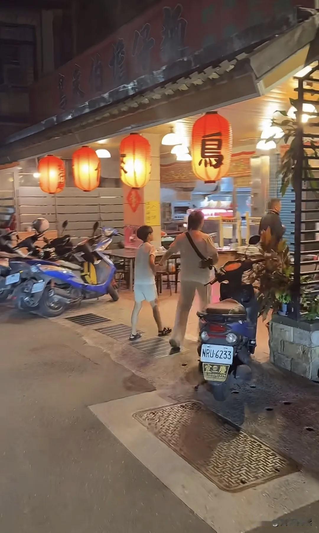 汪小菲和马筱梅从时装周回来后又立马带着俩娃出来炸街了但有个现象大家发现了吗