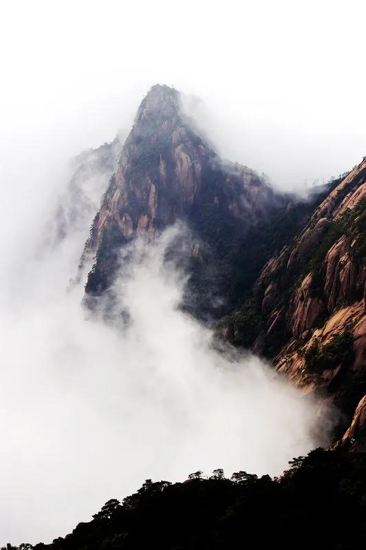 登罗浮山山峰翠绿木参天，云海延绵飞瀑泉。静坐山巅风细雨，脚下灵气如白烟。