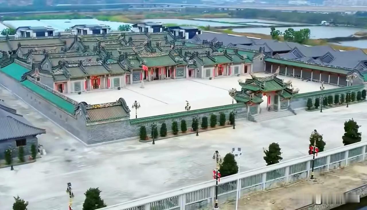 这就是著名的四马拉车英之园据说是花了十个小目标建成的短短旬月之间化为一片废墟