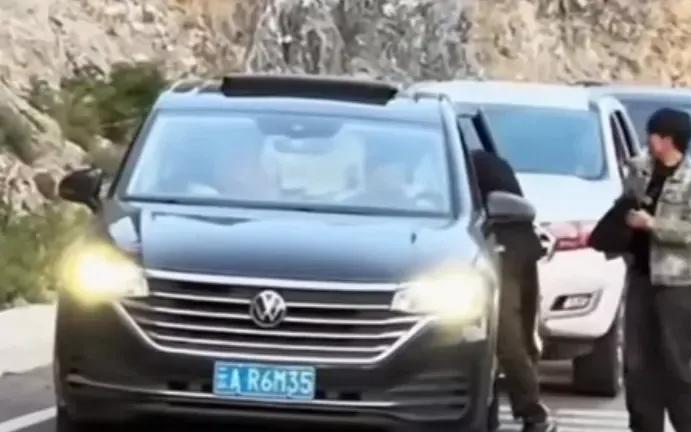 云AR6xxx35，独库公路是你家门口的大院嘛？想停就停，然后后面堵一