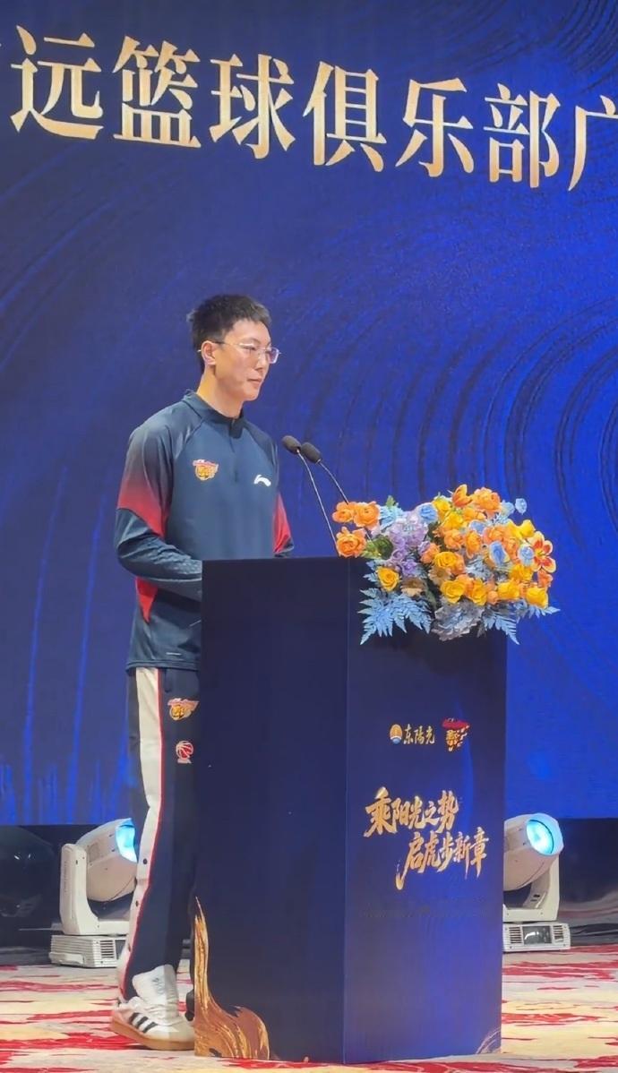 广东队在新赛季的队长竟然是他，这显然也出乎了所有球迷的预料。看来在经过数个赛季的