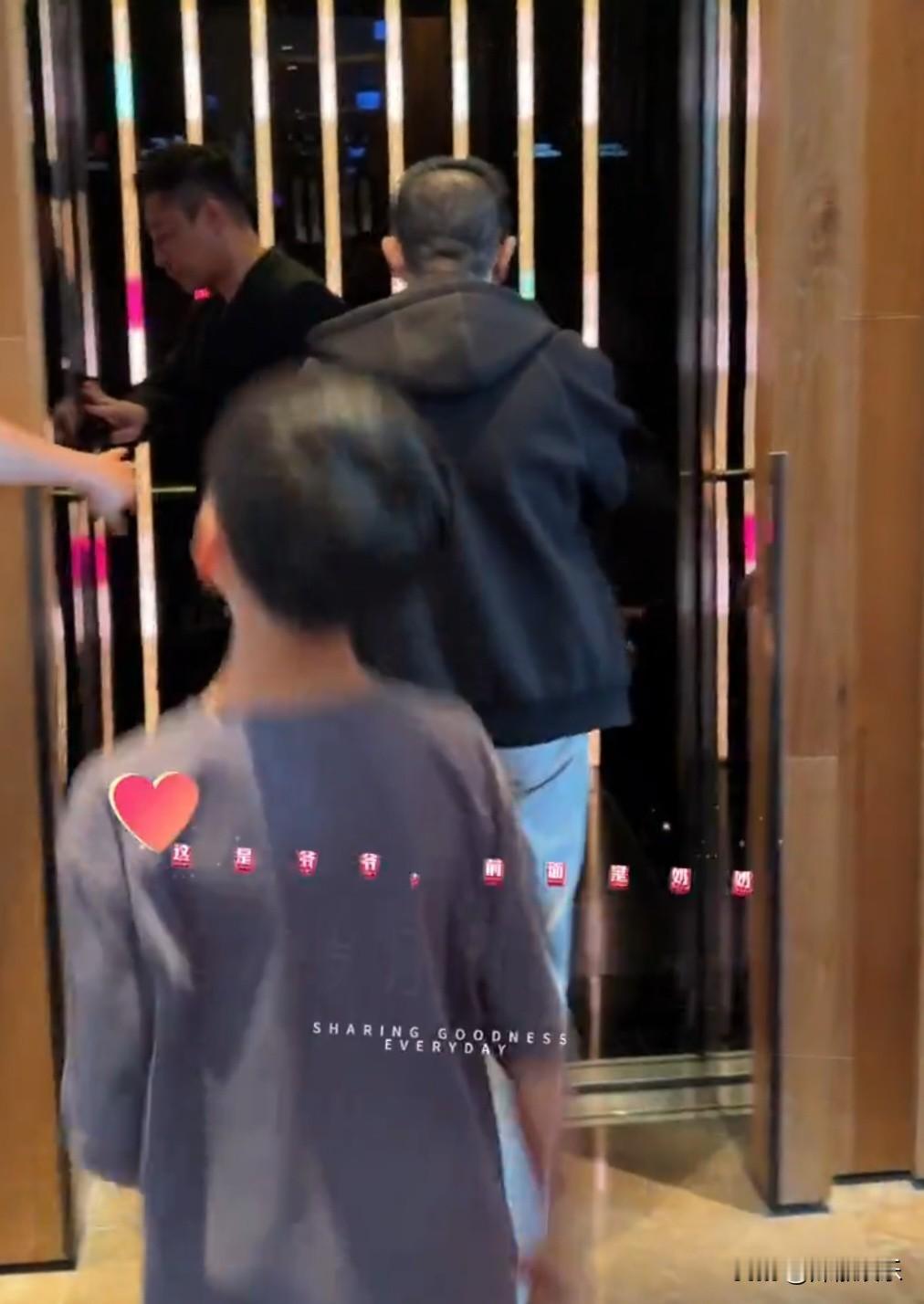 汪小菲的儿子小霖霖就是和奶奶亲近，和爷爷就稍显生疏。汪大爷走在前面小霖霖就老老实