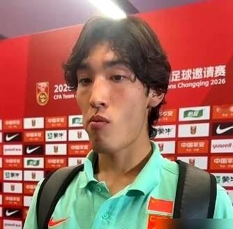18岁就被塞进国家队，到底是练满级号，还是毁苗子？韦世豪一脚大范围长传砸过去，球直接停出三米远。补时