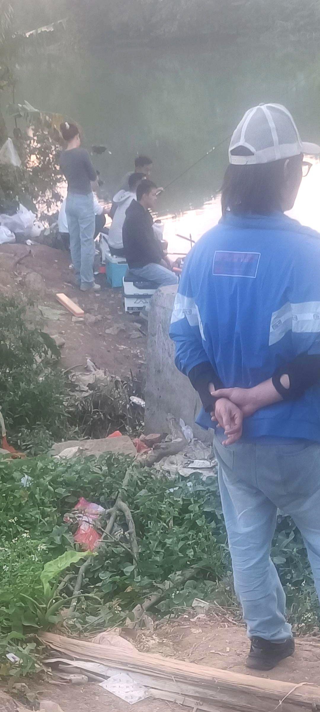 今天天不亮就起床了，去河边看看有没有人钓鱼。到了发现有人更早还钓了两条，赶紧