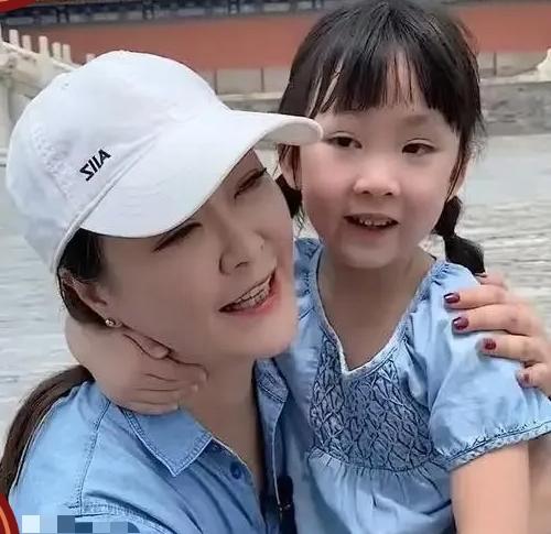 查了一下王小骞女儿也是个苦命人啊王小骞在41岁的时候生下了早早，早早是个早产