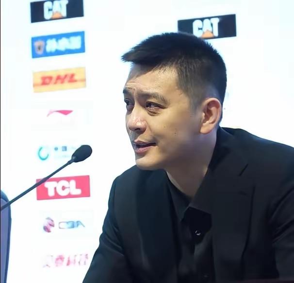 杨侃团队媒体人邵化谦在节目中说，杨鸣不会离任辽宁男篮，假如杨明真的下课，第二天就