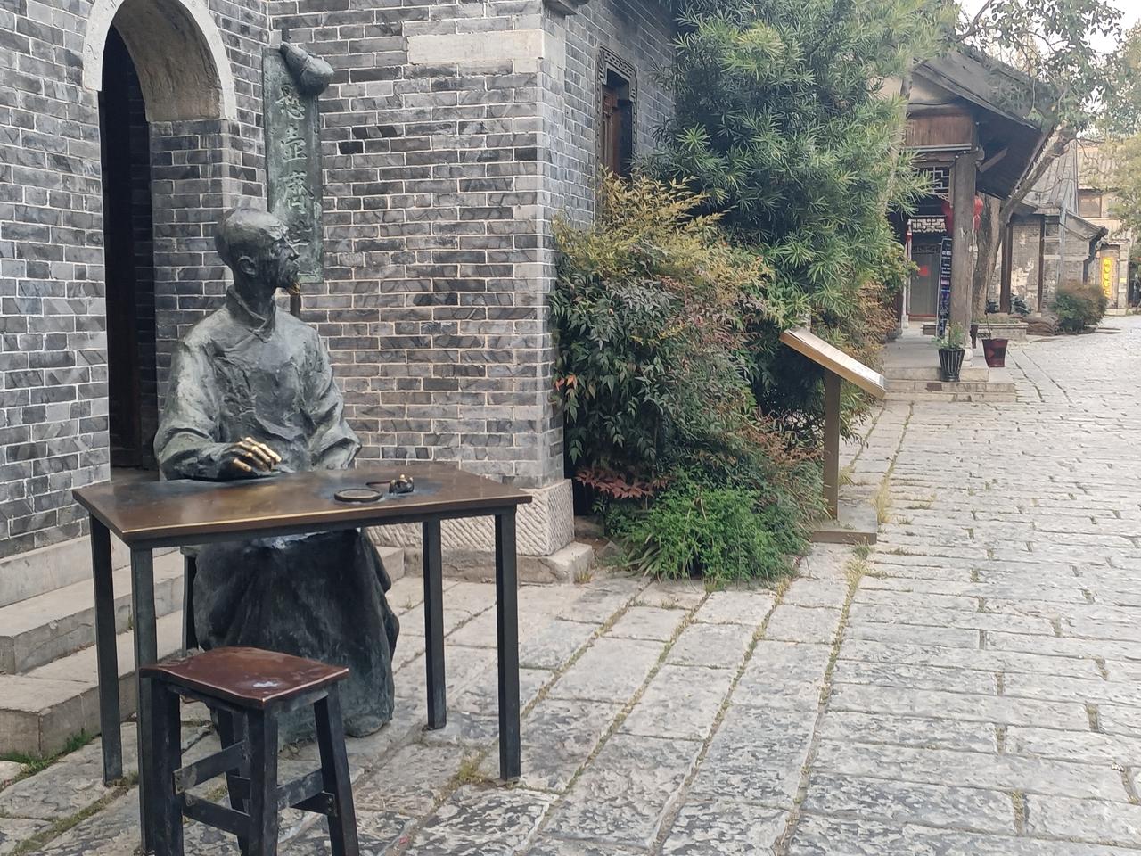 悬壶济世在古城拍到的，当年的台儿庄就有这家店。台儿庄古城（图片来源：老山兰）