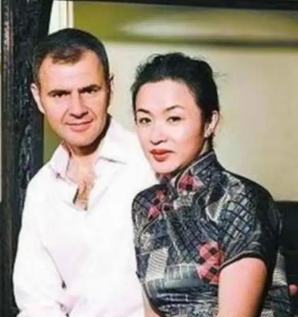 金星的现状引发众人担忧。58岁的她渐渐褪去妩媚，男性特征悄然回归。更揪心的