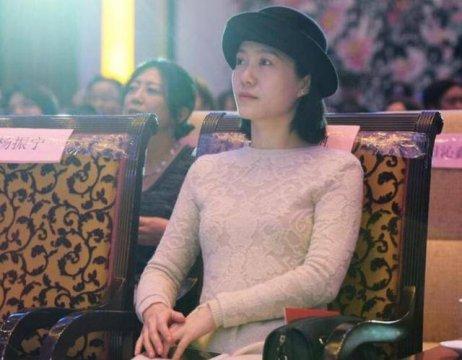 翁帆不是一个靠着别人发家致富的人，过去的20年里，她一直在努力着！她先后获