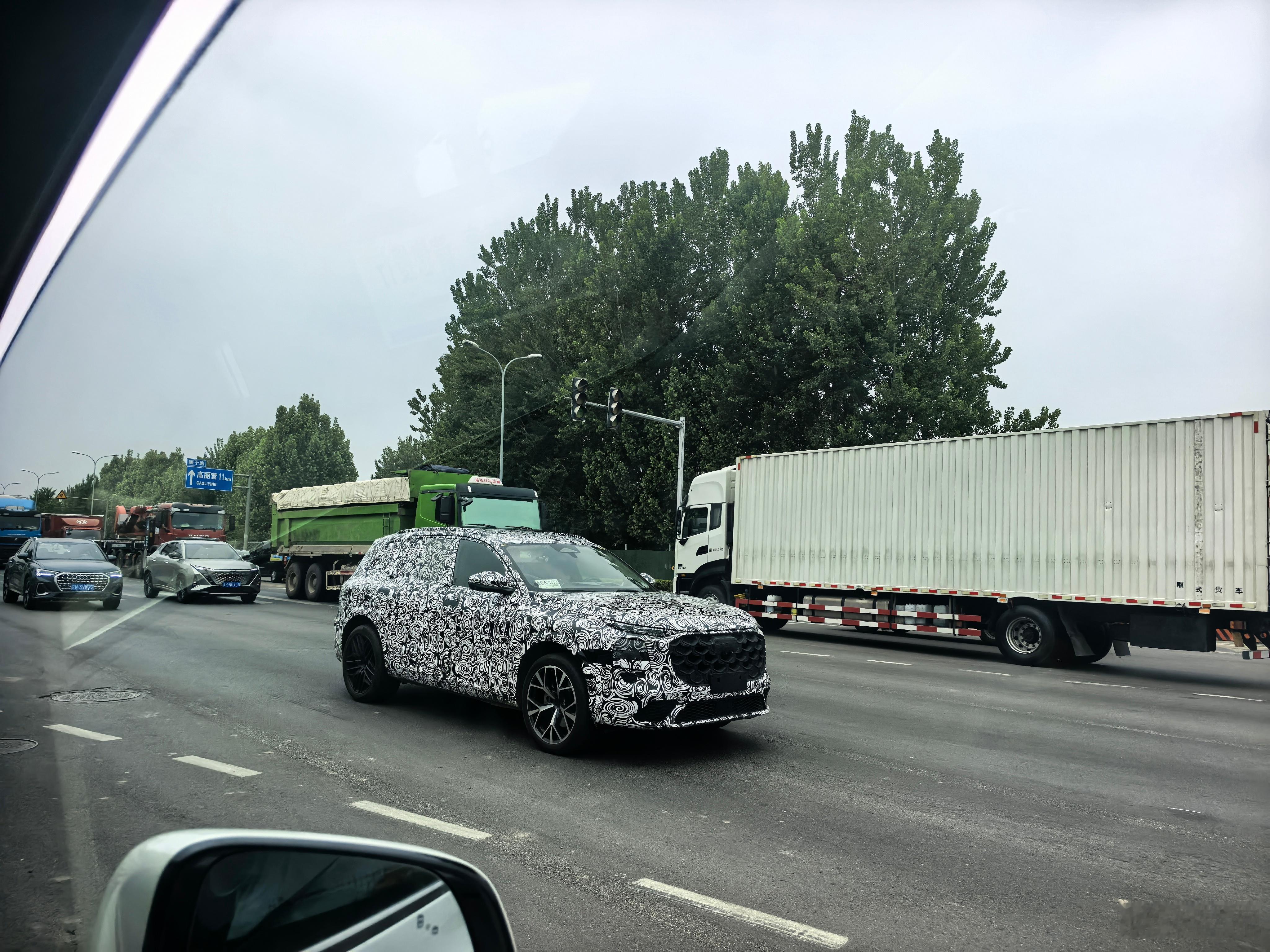 我一看还以为是吉利大豪越呢