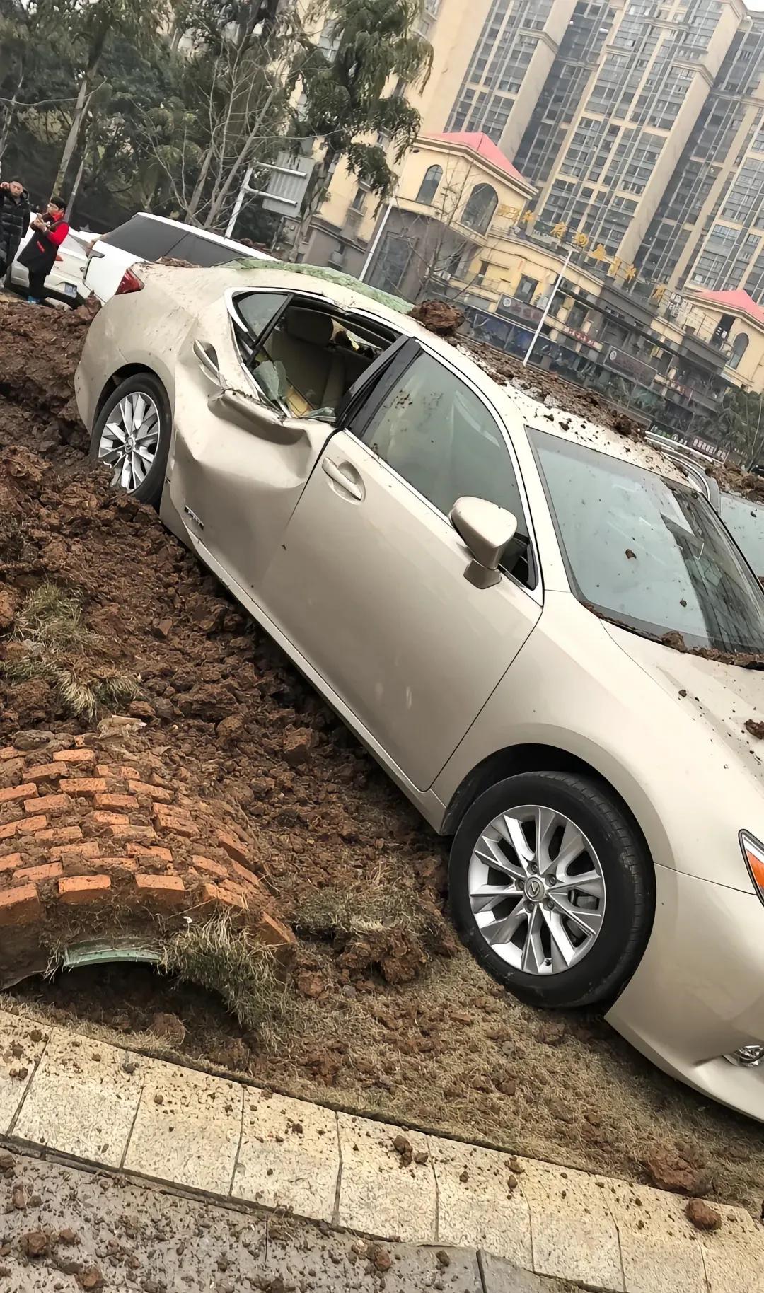 雷克萨斯车主太牛了，已经开始直播了，两辆豪车被炸，换来抖音涨粉19万，他从最开始