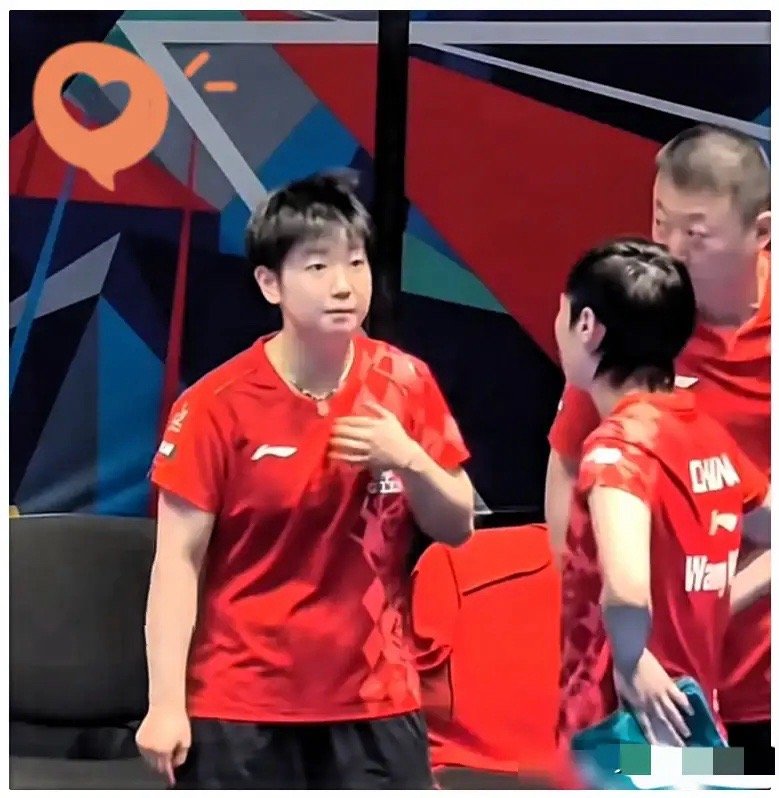 马琳都愣了，决胜盘暂停，给王曼昱画战术板的竟然是孙颖莎，直接把早田希娜的线路全掐